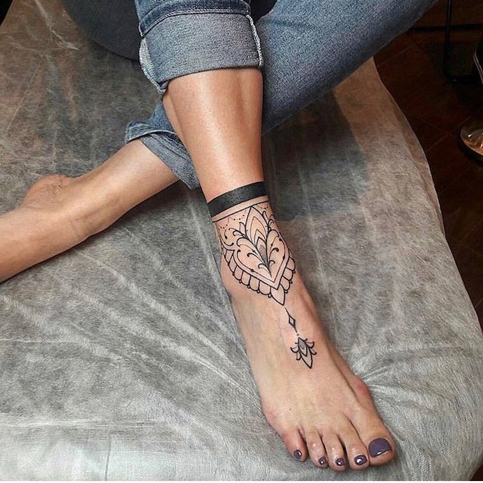 schöne tattoos, mandala tattoo am fuß, tätowierung in schwarz und grau