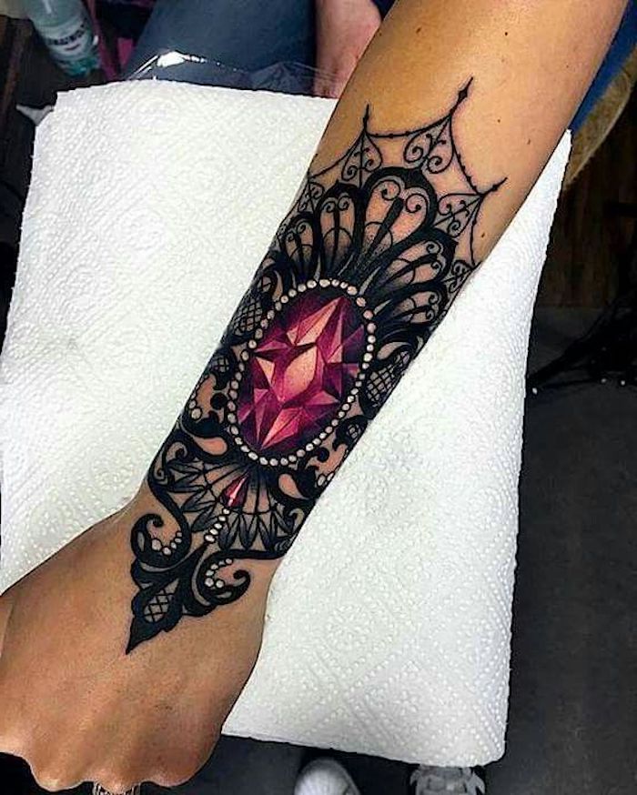 schöne tattoos fpr frauen, große tätowierung am arm, rosa diamant