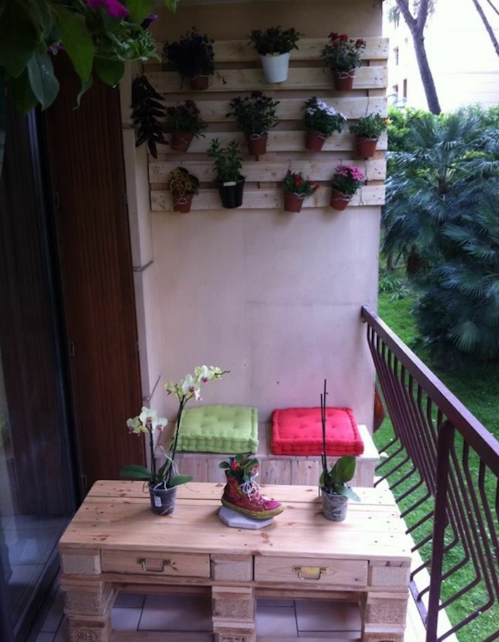 palettenmöbel terrasse - idee für tisch aus paletten und regal für die blumentöpfe