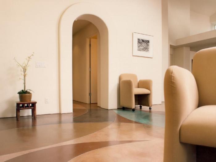 Fußbodenbelag aus Marmor in vier Farben Sessel und eine Vase ein Wartezimmer