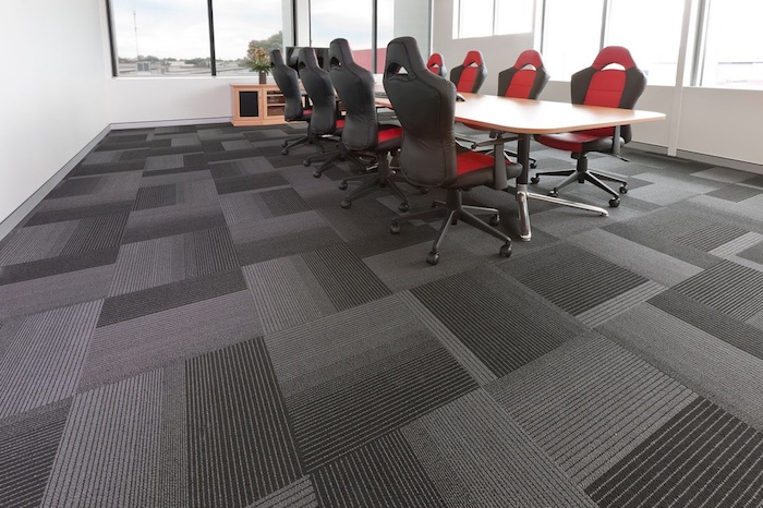 grauer Teppich wie Fliesen im Besprechungszimmer mit roten Stühlen pflegeleichter Teppich