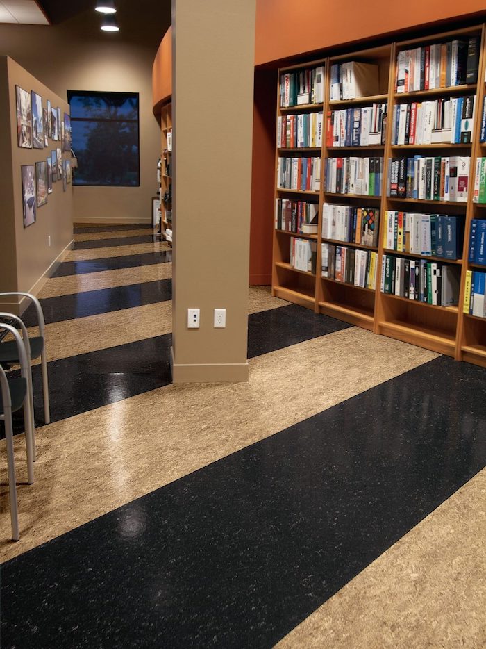 ein Bücherregal im Flur Mramor Fußbodenbelag auf Streifen in schwarzer und brauner Farbe