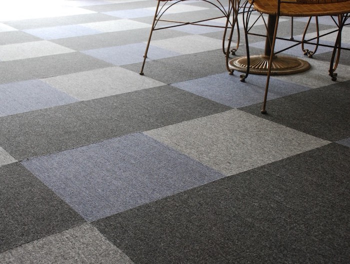 Design Fußboden wie bunte Fliesen, aber eigentlich Teppich - lila, graue und schwarze Farbe