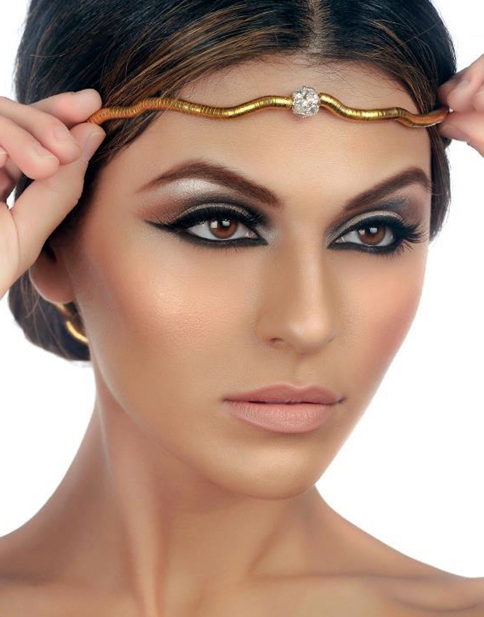 cleopatra make up katzenaugen schminken und mit tollem schmuck kombinieren