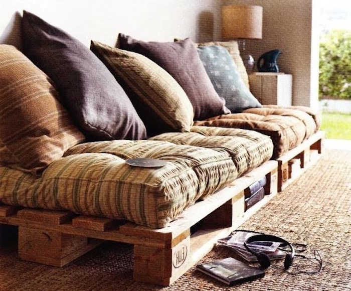 werfen sie einen blick auf diese idee für ein schönes modernes sofa aus alten paletten mit lila und roten kissen 