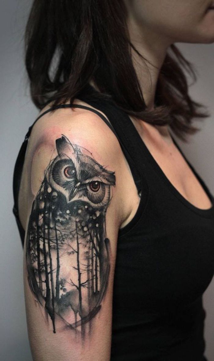 eine kleine tolle eule - idee für einen schwarzen owl tattoo auf dem schulter einer frau