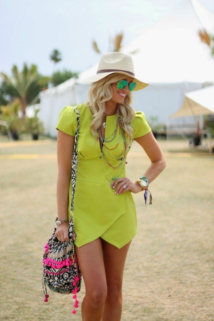strandbekleidung bunte farben grün gelb moderne ideen tasche bunt brille blonde frau hut 