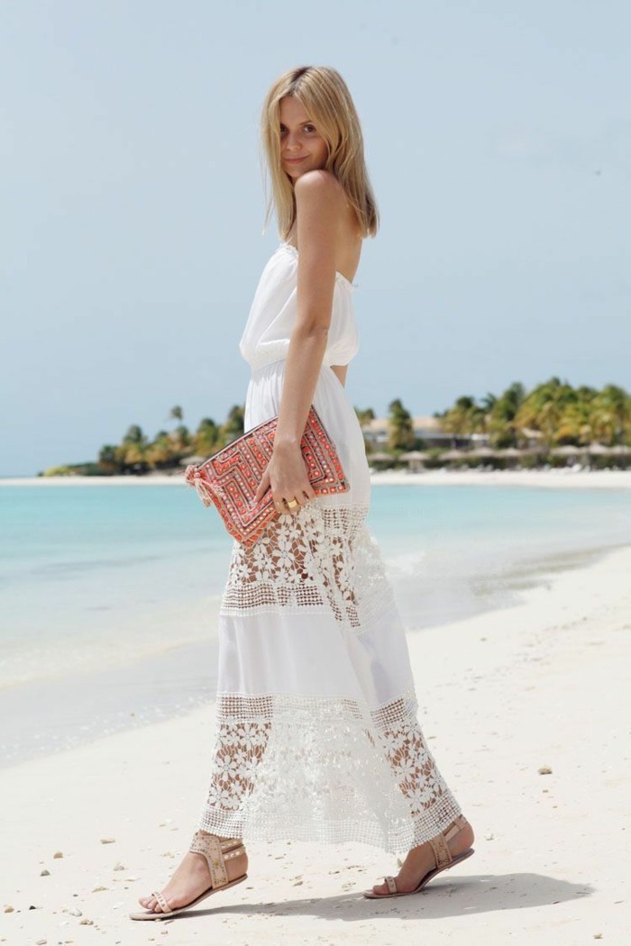 strandbekleidung langes transparentes kleid in weißer farbe kombiniert mit bunter tasche