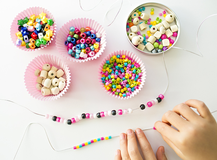 Basteln mit Kindern, kreative und einfache DIY Ideen, Armband aus Draht und bunten Perlen selber machen