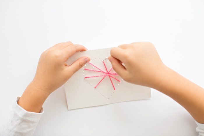 Postkarten aus Papier und Garn selber basteln, rosa Herz, einfache DIY Projekte für Kinder
