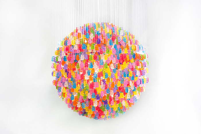 DIY Lampe, extravagante und kreative Ideen zum Selbermachen, Materialien: bunte Bärchen aus Acryl