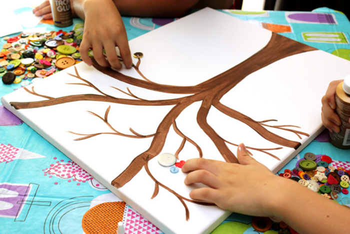 DIY Projekt für Kinder, Baum mit Knöpfen verzieren, mit Klebstoff befestigen