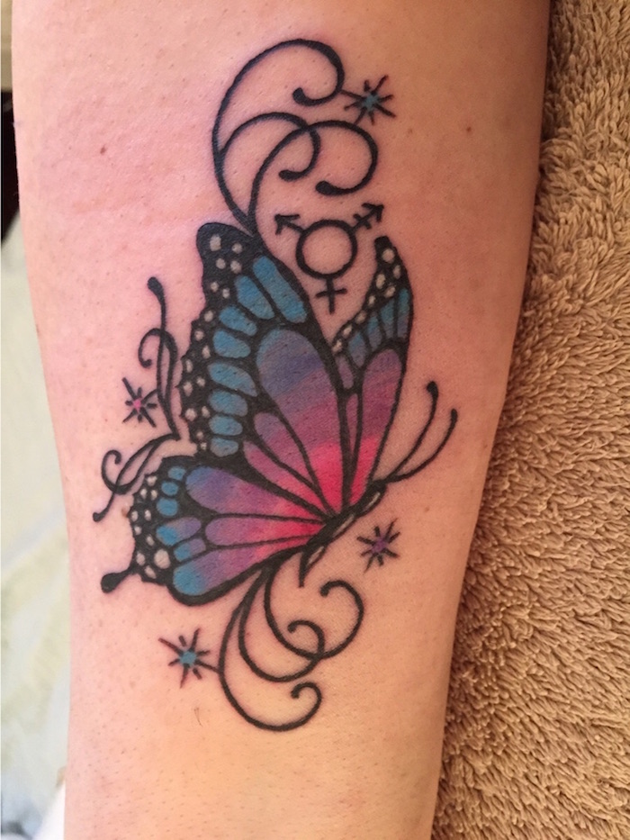 noch eine ganz tolle idee für einen bunten fliegenden schmetterling tattoo mit binten flügeln und kleinen sternen