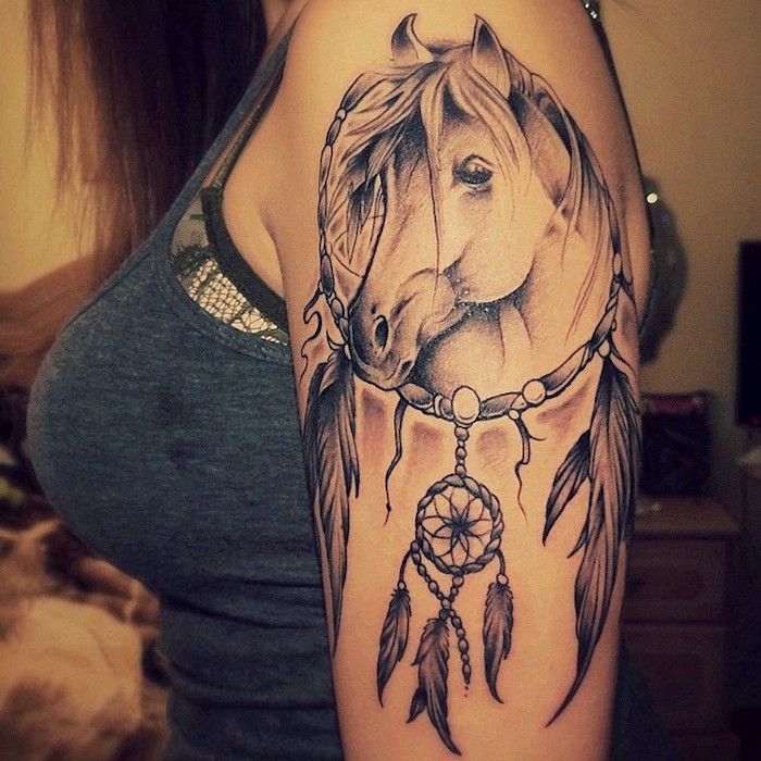 werfen sie einen blick auf diese idee für tattoo für eine frau auf dem schulter - ein tattoo mit einem pferd und einem traumfänger mit langen federn