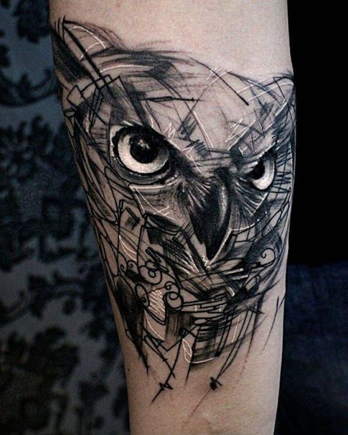 jetzt eine idee für einen tattoo owl - hier ist ein uhu mit großen schwarzen augen - idee für eine tätowierung auf hand 