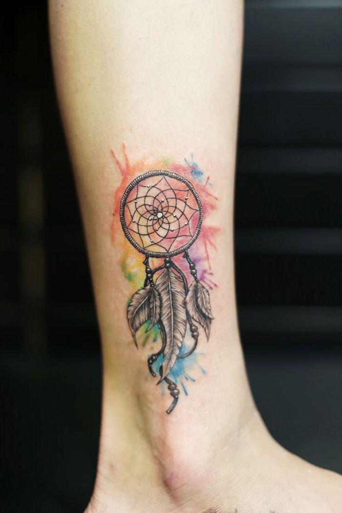 noch eine idee für einen watercolor tattoo mit einem bunten schönen winzigen kleinen traumfänger mit ferern auf dem bein