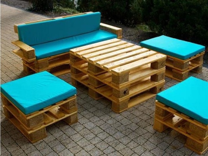 hier finden sie eine der besten ideen zum thema palettenmöbel terrasse - ein tisch und sofa mit schönen blauen kissen