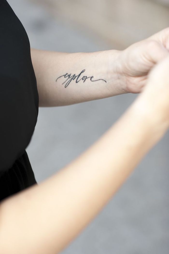 das ist eine idee für einen kleinen schwarzen tattoo auf handgelenk einer jungen frau - tattoo schriften handgelenk 