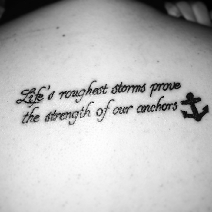 Tattoo Schriftzüge über Anker und Storm ein inspirierendes Zitat mit kleinem Anker Bild