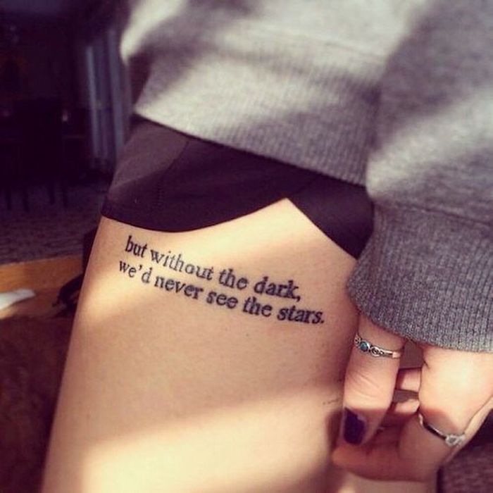 ein interessantes Zitat Tattoo Schriftzüge auf dem Bein eines Mädchens