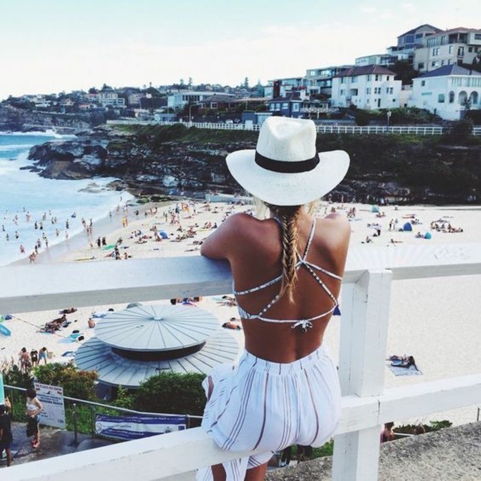 beach outfits trendy im sommer 2017 weiß-goldenes kleid mit besonderem rücken teil