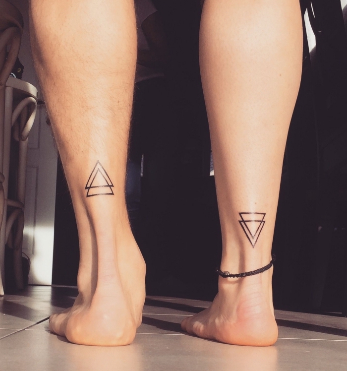 familien tattoo ideen, kleine tätowierungen an den beinen, zwei dreiecke, geometrische motive