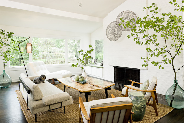 wohnzimmer in weiß im retro stil, sessel, sofa, tisch aus holz, pflanzen