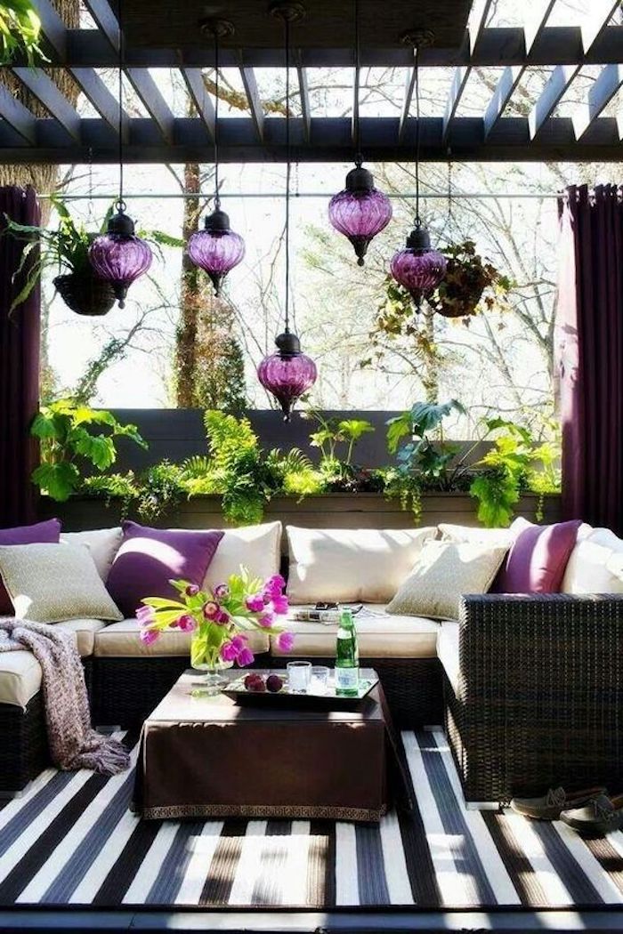terrasse, balkon, ecksofa, lila dekokissen, laternen, pflanzen