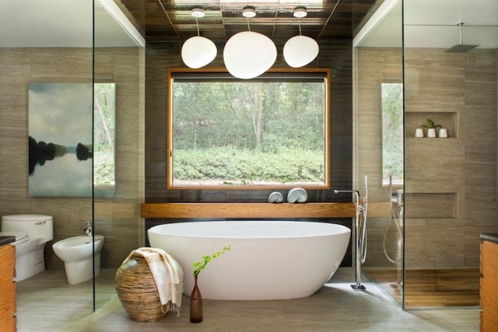 feng shui, badezimmer in naturfarben, fenster, ovale, freistehende badewanne, duschkabine
