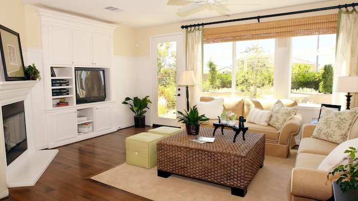 wohnzimmer in hellen farben, beiges sofa, dekokissen, pflanzen