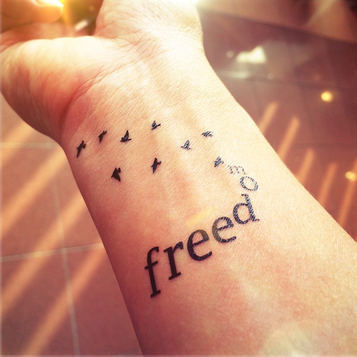 vögel und ein toller kleiner schwarzer tattoo auf einem handgelenk 