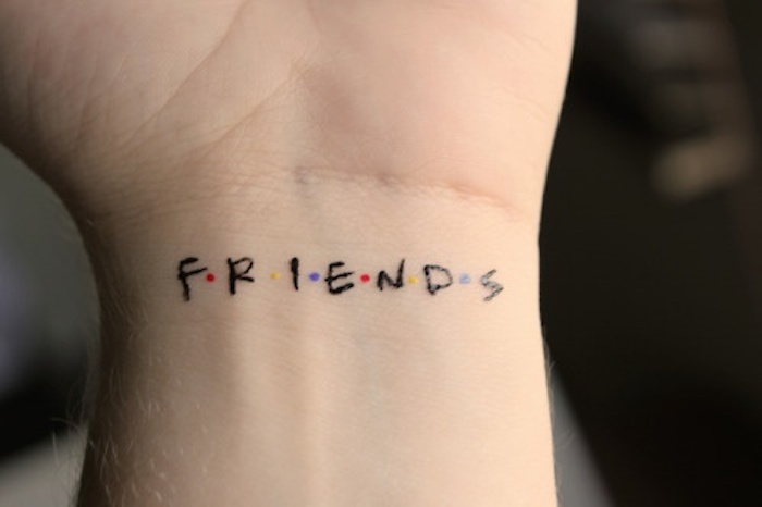 freunde - eine idee für einen tollen kleinen winzigen tattoo auf einem handgelenk