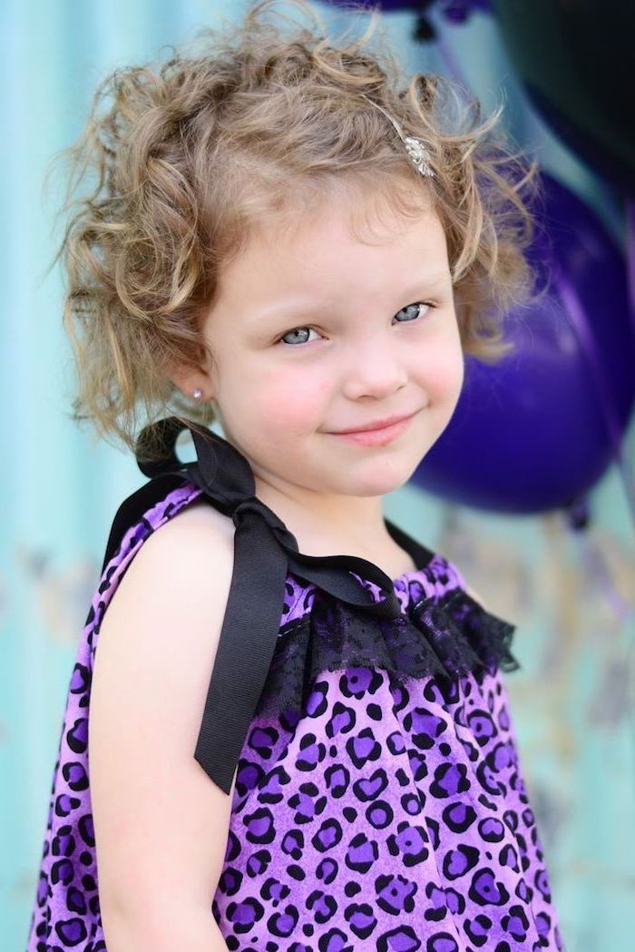 Kurzhaarfrisuren für lockiges Haar blondes kleines Mädchen mit blauen Augen lila Kleidchen 