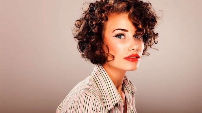 Kurzhaarfrisuren für lockiges Haar - eine junge Dame mit rotem Lippenstift und bunte Bluse