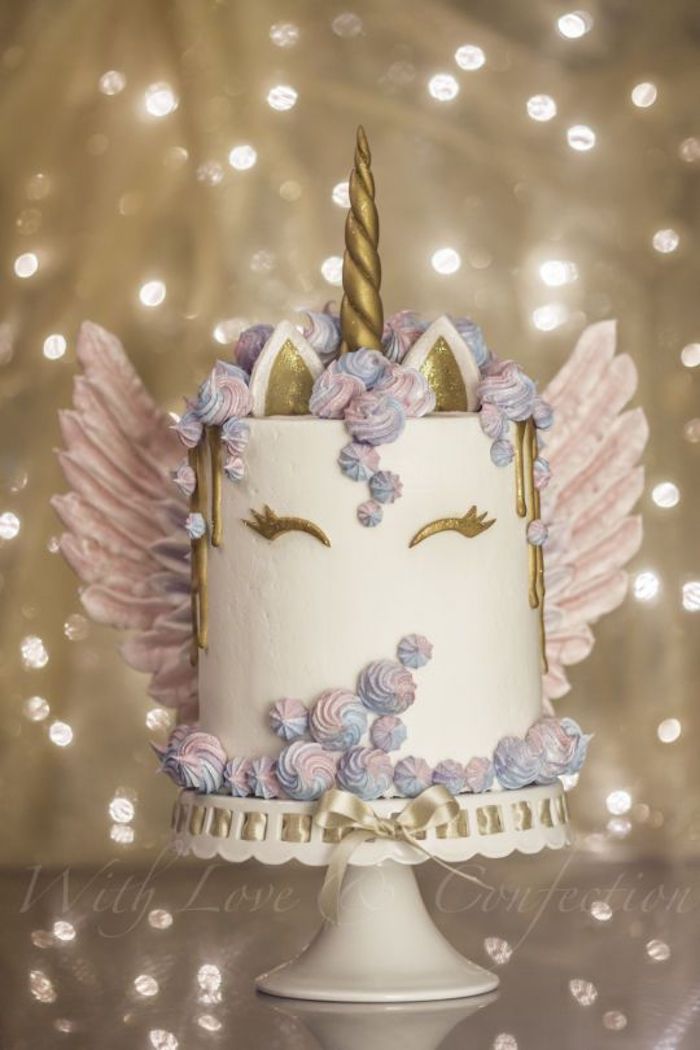 Einhorn-Torte mit rosa Flügeln, goldenes Horn, Lichtwiderscheine, Widerstrahlen
