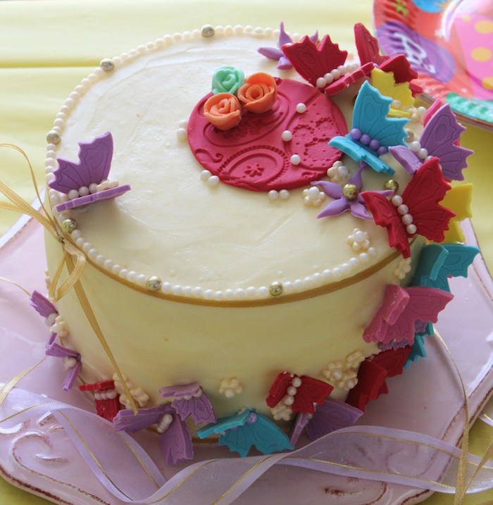 wunderschön dekorierte Torte für kleine Mädchen, Zuckerfiguren, Tortendeko