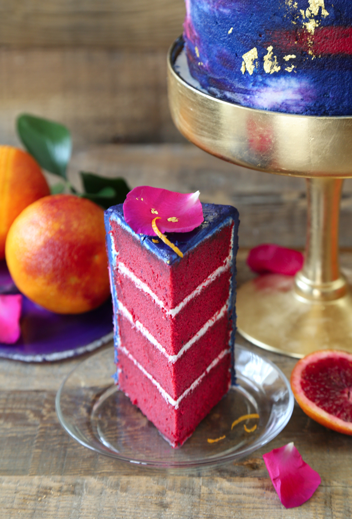 geburtstagskuchen backen, torte mit orangen und creme dekoriert mit blauer glasur und rosenblättern