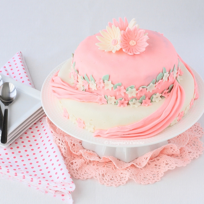 geburtstagskuchen bilder, torte mit rosa und weißem fondant dekoriert mit kleinen blümchen