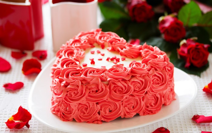 geburtstagskuchen bilder, torte in form von herzen dekoriert mit rosen aus sahne