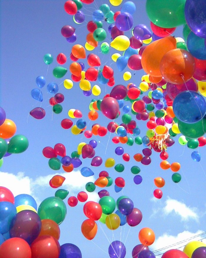 Hunderte von Ballons mit Helium in der Luft, sonniger Tag, weiche Wolken