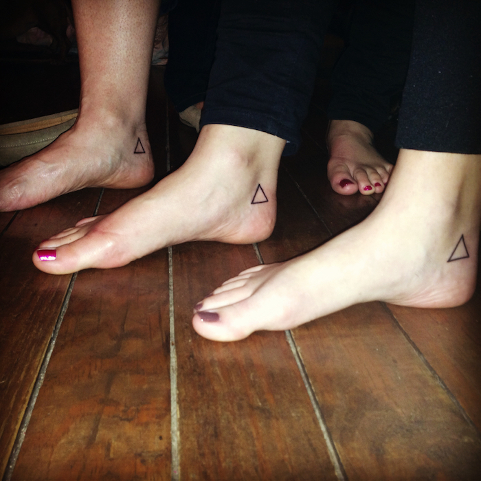 minimalistische Tattoos an den Füßen von Geschwistern - Geschwister Tattoo Motive