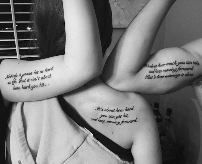 drei Geschwister haben eine Lebensweisheit an Oberarme und Rücken - Geschwister Tattoo Motive