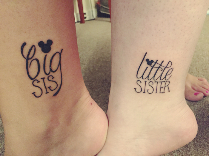 ältere Schwester und jüngere Schwester auf den Beinen geschrieben Geschwister Tattoo Motive