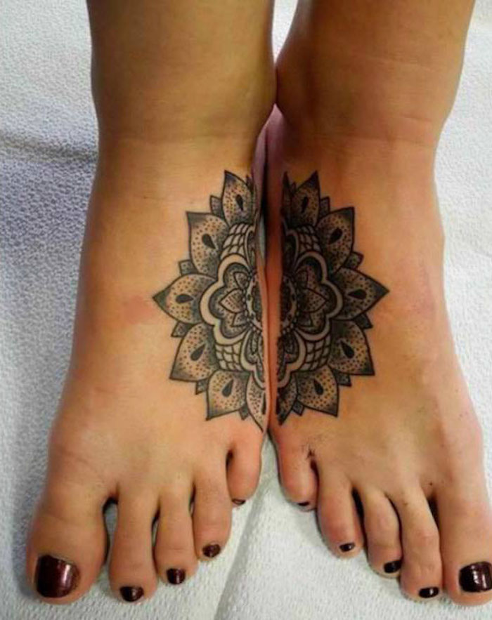 Mandala Tattoo aus zwei Teile in schwarzer Farbe für die Füße beider Schwester - Geschwister Tattoo Motive