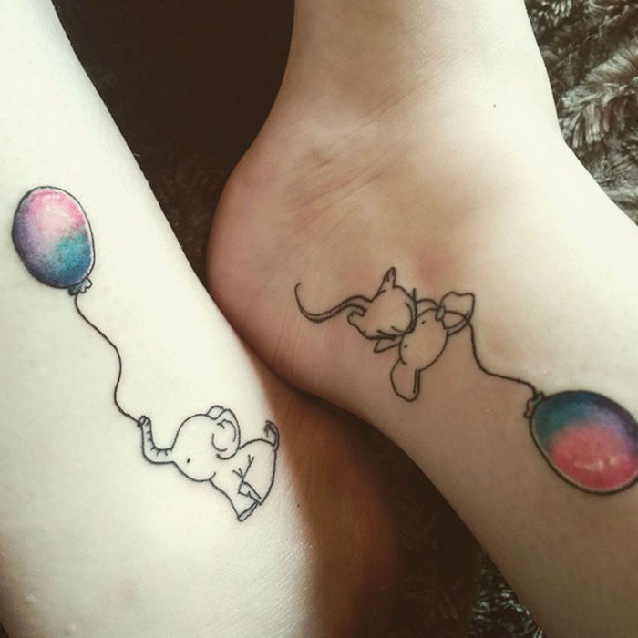 zwei kleine Geschwister mit Wasserfarbe Tattoo von zwei Ballonen und Elefanten - Geschwister Tattoo Motive
