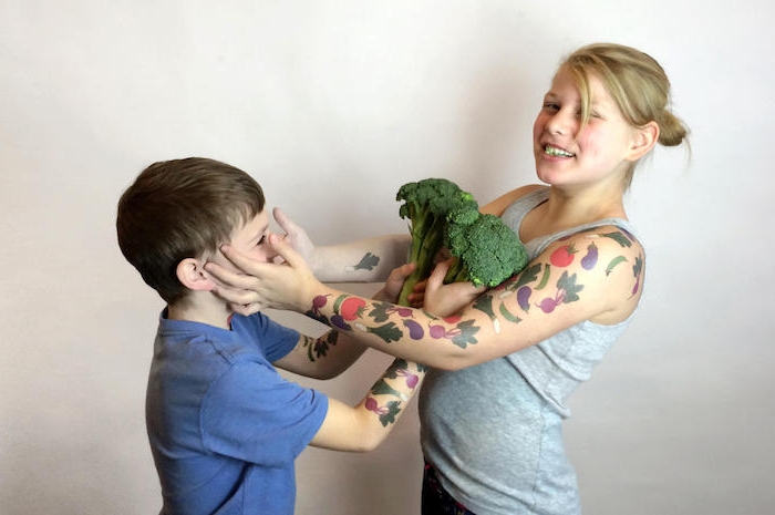 zwei Geschwister die gleiche Tattoos von Gemüse haben - Geschwister Tattoo Motive
