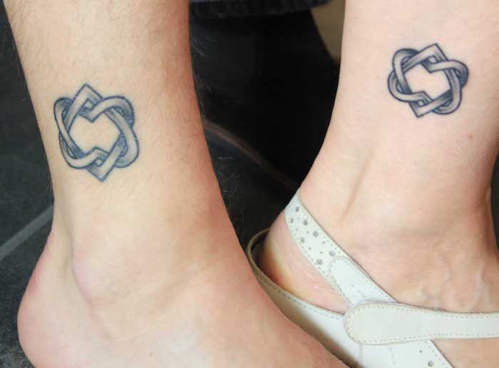 Tattoos für Geschwister zwei Herzen zusammengeflochten wie Symbol für Liebe an den Beinen