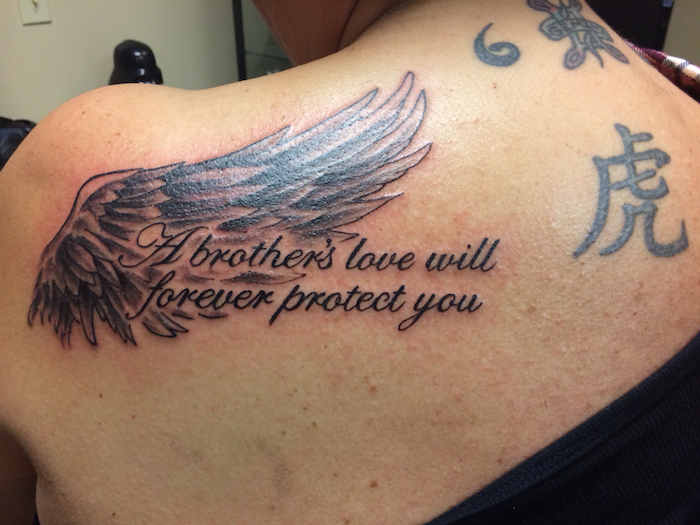 eine inspirierende Aufschrift und ein Flügel Zeichnung Tattoos für Geschwister