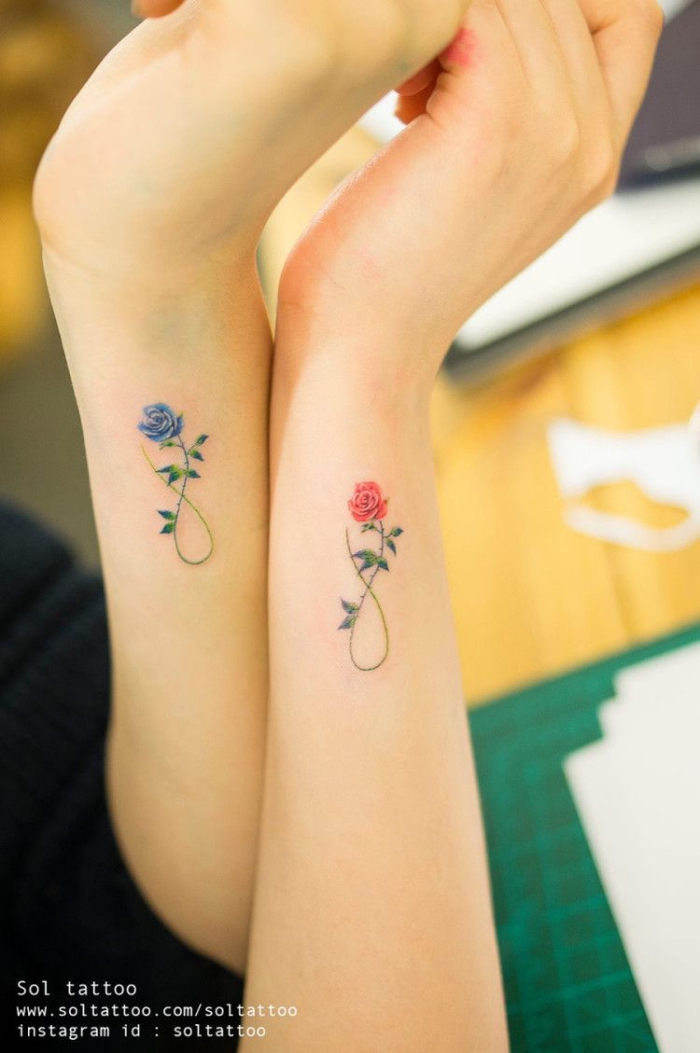 geschwister tattoo motive, farbige tätowierungen an den handgelenken, rote und blaue rose, wasserfarben