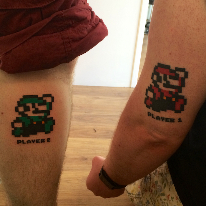 Geschwister Zeichen Mario Bros Luigi und Mario als Tattoo von zwei Brüdern an Arm und Bein 